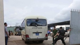 Police cordon off the warehouse (Photo: SGGP)