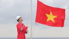 Flag raising ceremony at Hai Thach - Moc Tinh oilfield (Photo: PetroVietnam)