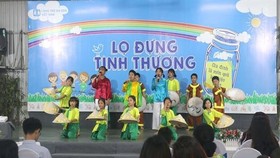 Children at SOS Children’s Villages Vietnam in Go Vap district dance during the launching ceremony of the fundraising campaign Lo Dung Tinh Thuong (Love-Filled Jar) in HCM City on September 13. (Photo: VNA)