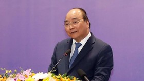 Prime Minister Nguyen Xuan Phuc in a group photo with participants at the forum (Photo: VNA)