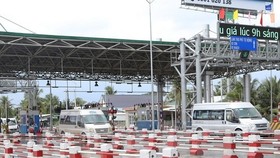 Prime Minister Nguyen Xuan Phuc ordered the temporary postponement of fee collection at the Cai Lay Build-Operation-Transfer (BOT) toll station in the Mekong Delta province of Tien Giang for one to two months at a meeting held yesterday in Ha Noi.— VNA/VN