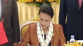 Vietnamese National Assembly Chairwoman Nguyen Thi Kim Ngan signs a common statement of APPF- 27 (Photo:VNA)