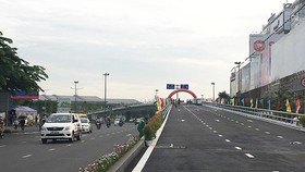 Last branch of steel flyover project at the Nguyen Thai Son-Nguyen Kiem junction in Go Vap is put into use this morning
