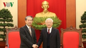 Communist Party Secretary General , President of Vietnam Nguyen Phu Trong (R) and China Ambassador to Vietnam Xiong Bo (Photo: VOV)