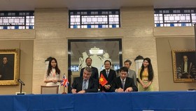 Officials witness the signing of the memoranda of understanding at the Vietnam-UK educational investment and cooperation forum in London on January 22 (Photo: VNA)