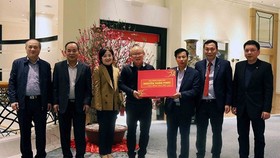 Minister of Culture, Sports and Tourism Nguyen Ngoc Thien offers gift of Prime Minister Nguyen Xuan Phuc to coach Park Hang- seo