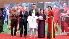 Former Vice President of Vietnam and Chairman of Vu A Dinh Scholarship Fund Truong My Hoa receives the jerseys and ball from representatives of the football team(Photo:Huy Dung)