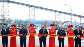 Prime Minister Nguyen Xuan Phuc (middle) cut the ribbon for the inauguration of Thai Binh Thermal Power Plant in the province’s Thai Thuy District on Thursday. — VNA/VNS Photo Thong Nhat