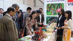 At the Vietnamese booth (Photo: VNA)