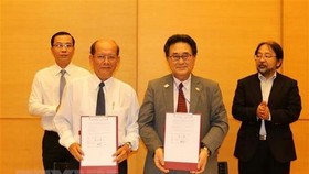 Japanese General Consul in Ho Chi Minh City Mr. Junichi Kawaue and Chairman of the Kien Giang Union of Friendship Organizations co-sign a contract to grant medical equipment for Lai Son commune’s General Clinic in Kien Hai District.