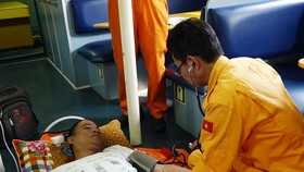 Crewman Michael Samorin is receiving medical treatment (Photo: VNA)