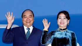 Prime Minister Nguyen Xuan Phuc (L) and his wife (Photo: VNA)