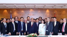 Prime Minister Nguyen Xuan Phuc met with the Executive Board of the Union of Vietnamese Associations in Europe in Prague on April 16. (Photo: VNA)