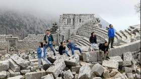 A group of Vietnamese tourists takes part in a 10-day trip to Turkey (Photo: baomoi.com)