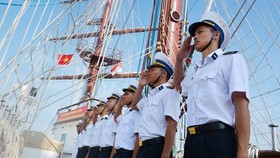 Crew members of the Le Quy Don sailing ship make salute when the ship reaches Changi port. (Photo: qdnd.vn)