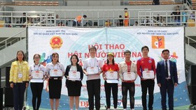 Outstanding individuals receive insignias and certificates of merit for their contributions to the community work in the RoK (Source: VNA)