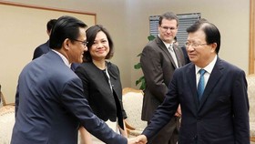 Deputy Prime Minister Trinh Dinh Dung (R) receives representatives from French enterprises (Source: VNA)