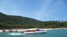 A boat docks on a beach off the Cham Islands. The world biosphere reserve is vulnerable to mass tourism with overloaded boats and logistics demands. (Photo: VNA)
