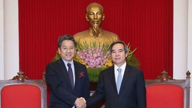 Politburo member and head of the Party Central Committee’s Economic Commission Nguyen Van Binh (right) receives Governor of the Japan Bank for International Cooperation Tadashi Maeda in Hanoi on May 17 (Photo: VNA)
