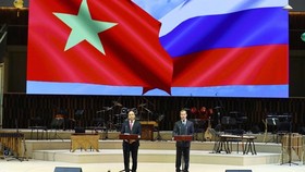 Vietnamese Prime Minister Nguyen Xuan Phuc (left) and his Russian counterpart Dmitry Medvedev speak at the launching ceremony. (Photo: VNA)