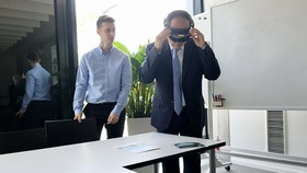 Secretary of Ho Chi Minh City Party Committee Nguyen Thien Nhan experiences some products through application of artificial intelligence