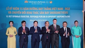 PM Nguyen Xuan Phuc (fourth from left) attends the ceremony to mark the 15th anniversary of Vietnam Airlines' direct flight to Russia. (Photo: VNA)
