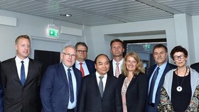 Prime Minister Nguyen Xuan Phuc (third from left, first line) receives leaders of leading Norwegian groups (Source: VNA)