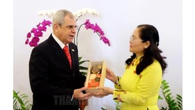 Chairwoman of Ho Chi Minh City People's Council Nguyen Thi Le offer a souvenir to Secretary of the Council of State of Cuba. 