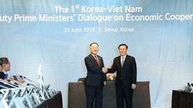 Deputy Prime Minister Vuong Dinh Hue (R) and Deputy Prime Minister of the Republic of Korea Hong Nam Ki at the dialogue (Photo: VNA)