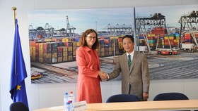 Minister of Industry and Trade Tran Tuan Anh (R) and European Commissioner for Trade Cecilia Malmström during a meeting in Belgium in 2018 (Photo: VNA)