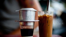Enjoying coffee in a tiny café where the floor is littered with pumpkin seed shells is a must try. (Source: news.zing.vn)