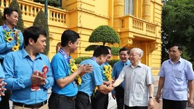Party General Secretary and President Nguyen Phu Trong (second, right) meets outstanding trade union leaders, officials (Photo: VNA)
