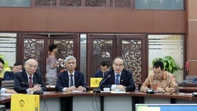 Secretary of Ho Chi Minh City Party Committee Nguyen Thien Nhan and senior leaders learn about high quality international training at the University of Indonesia. (Photo: KIEU PHONG)