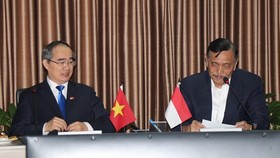 Secretary of the Municipal Party Committee Nguyen Thien Nhan exchanged with Coordinating Minister for Maritime Affairs of Indonesia Luhut Binsar Pandjatan. (Photo: KIEU PHONG)