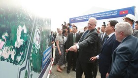 Australian Prime Minister Scott Morrison (third, right) visits the Vietnamese Formula 1 circuit project in Hanoi on August 23 (Photo: VNA)