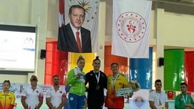 Nguyen Tienna Katelyn (right) celebrates winning bronze medal at the FIG Artistic Gymnastics World Challenge Cup in Turkey. (Photo: tuoitre.vn)