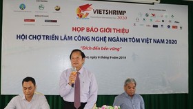 Nguyen Viet Thang, President of the Vietnam Fisheries Society and head of the organising board, speaks at the press conference (Photo: baocantho.com.vn)