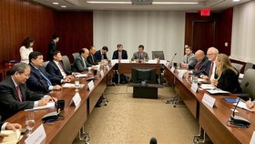The Vietnamese delegation joins a working session with experts of the Centre for Strategic and International Studies (CSIS) (Photo: VNA)