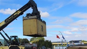 First containers are shipped from France to Vietnam via the new waterway shipping route (Photo: VNA)