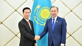 Politburo member and head of the Party Central Committee’s Commission for Information and Education Vo Van Thuong (L) and Chairman of the Mazhilis of the Kazakhstan Parliament (lower house) Nurlan Nigmatulin (Photo: VNA)