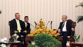 Vietnam’s Deputy Defence Minister Nguyen Chi Vinh (R) and Thailand’s Permanent Secretary of Defence Natt Intracharoen at the dialogue (Photo: VNA)