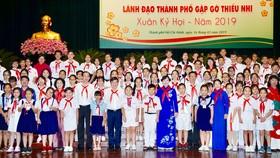 Lãnh đạo TPHCM chụp ảnh lưu niệm cùng các em thiếu nhi. Ảnh: HOÀNG HÙNG