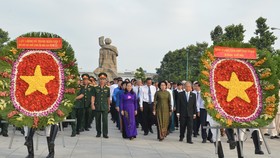 Lãnh đạo TPHCM dâng hương, dâng hoa tưởng niệm Chủ tịch Hồ Chí Minh và các anh hùng liệt sĩ