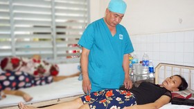 Bác sĩ Bệnh viện Ung bướu đang thăm khám cho bệnh nhân ung thư
