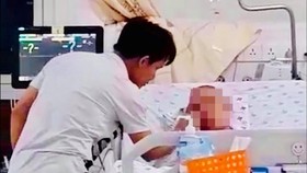 Hiện bệnh nhân đã tỉnh táo, nhận biết được cha mẹ