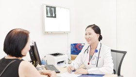 Bác sĩ đang thăm khám cho bệnh nhân