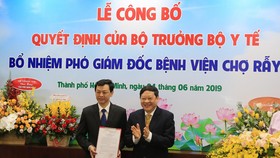 Thứ trưởng Bộ Y tế Nguyễn Viết Tiến trao Quyết định bổ nhiệm Bác sĩ CK2 Nguyễn Tri Thức