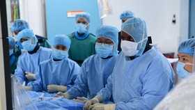 Các bác sĩ đang tiến hành phẫu thuật cho bệnh nhân