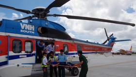 Trực thăng vận chuyển chiến sĩ K. từ huyện đảo Trường Sa về đất liền. Ảnh: TRẦN CHÍNH