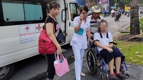 Tổ y tế gồm BS và điều dưỡng túc trực sẵn gần điểm thi để hỗ trợ cho bệnh nhân hoàn thành kỳ thi THPT quốc gia